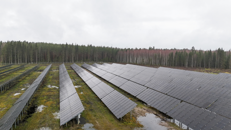 Aurinkopaneelit aurinkovoimapuistossa